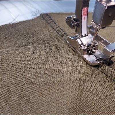 Covernaad met de&nbsp;overlock