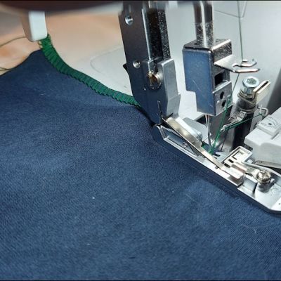 De platte naad of flatlock (Overlockmachine)