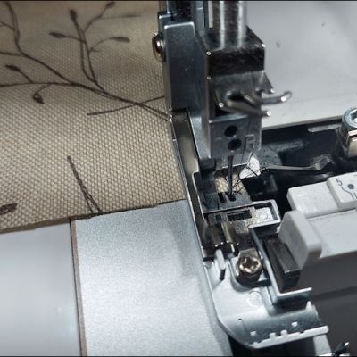 Buitenhoeken locken in 1 keer (Overlockmachine)