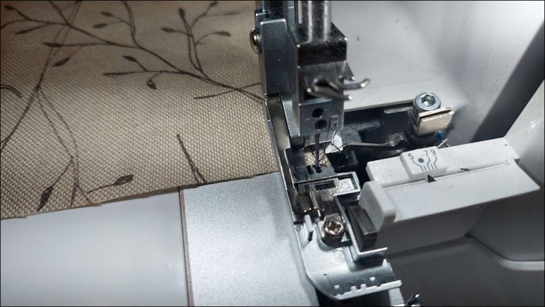 Buitenhoeken locken in 1 keer (Overlockmachine)