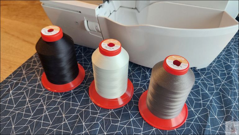 Tip: Overlockgaren met 3 Basiskleuren: Zwart, Gebroken Wit,&nbsp;Taupe