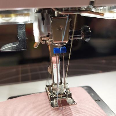 Werken met een&nbsp;tweelingnaald.